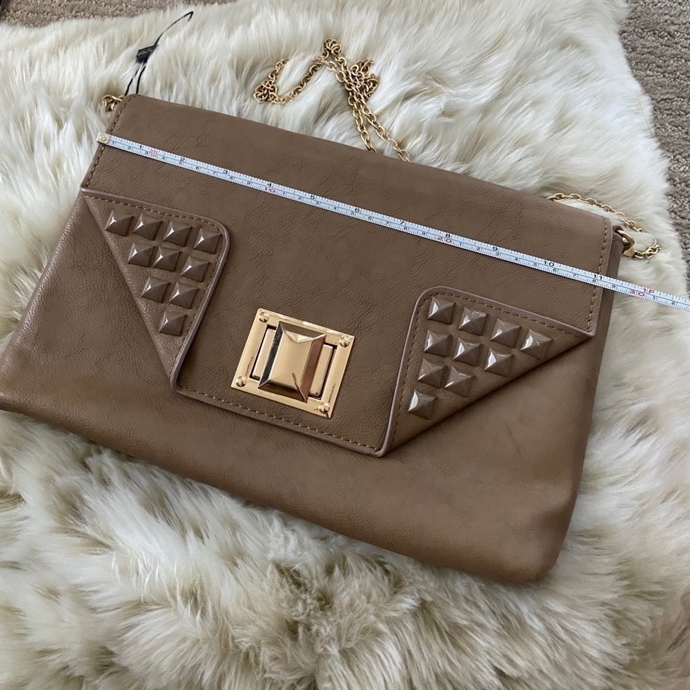 NWT - light tan/brown crossbody bag with gold chain - Picture 6 of 6